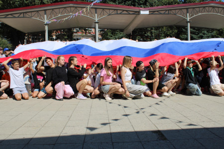 Российский флаг в каждом сердце.